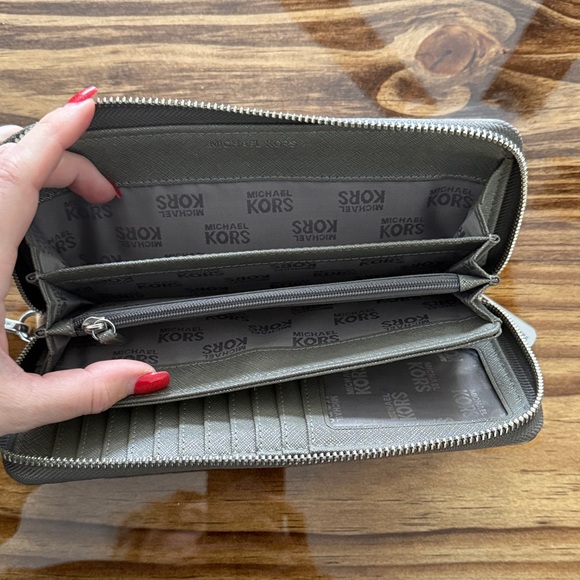 Michael Kors Metallic Jet Set Wallet - Picture 5 of 5